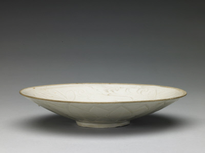 图片[1]-Dingyao white glaze plate with lotus petal pattern inside and outside the flower-China Archive